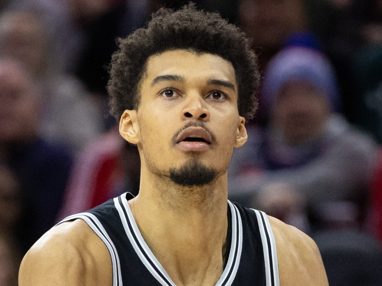  里程碑夜！圣安东尼奥马刺篮板制胜，德甲官宣日刷纪录，气氛紧张，资深球员宣示担当