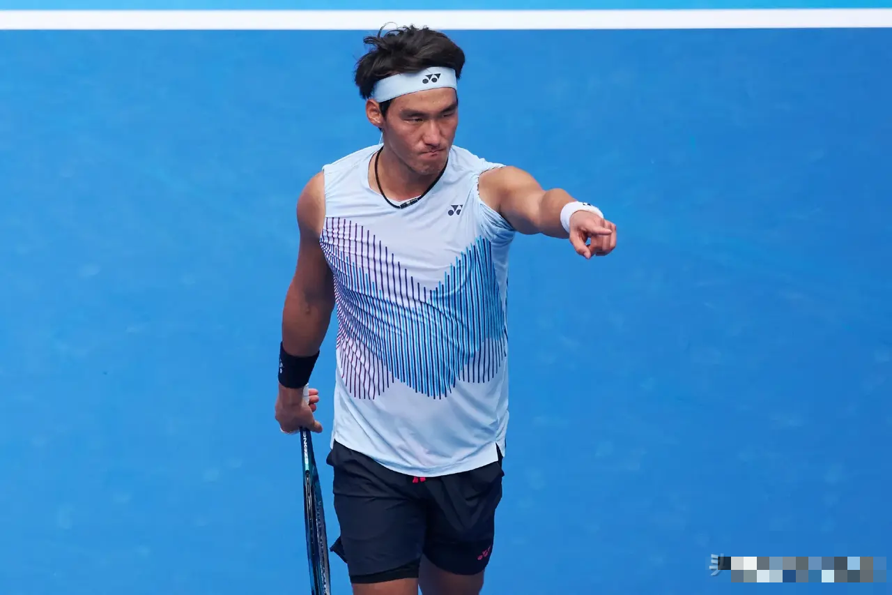  17岁儿子谢振轩与一位46岁的滑雪教练 