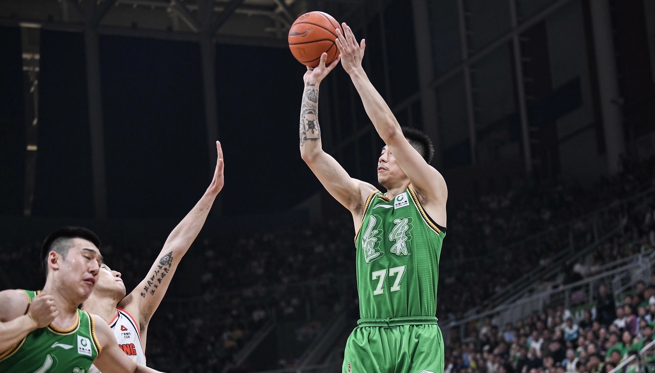  17岁儿子谢振轩与一位46岁的滑雪教练 