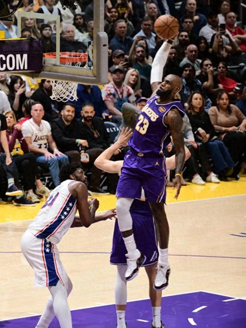 詹姆斯迎来七赛季高光表现，中国队球迷沸腾！的简单介绍